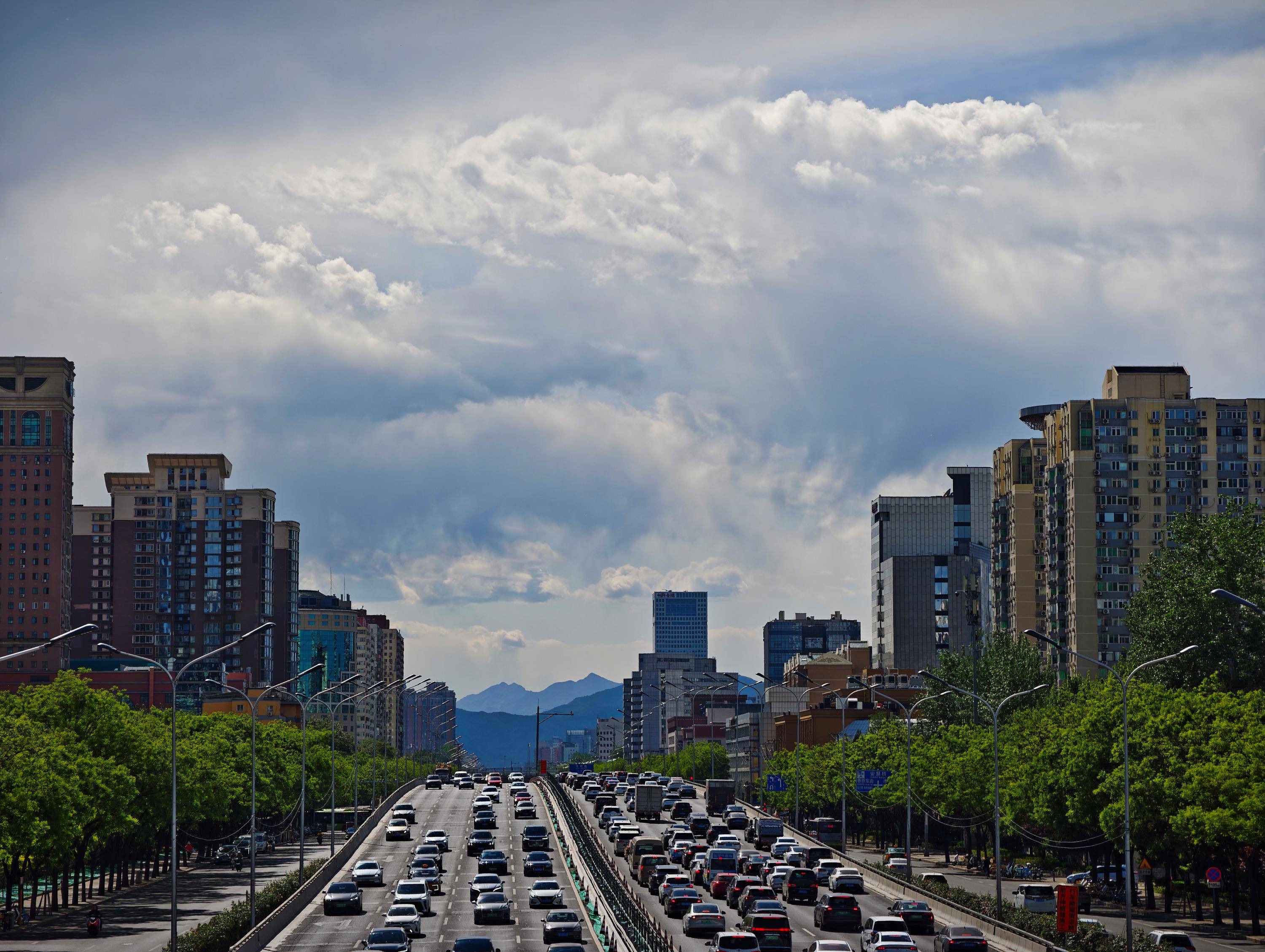 出现“雨幡”奇景，北京今天的云像“天空之城”