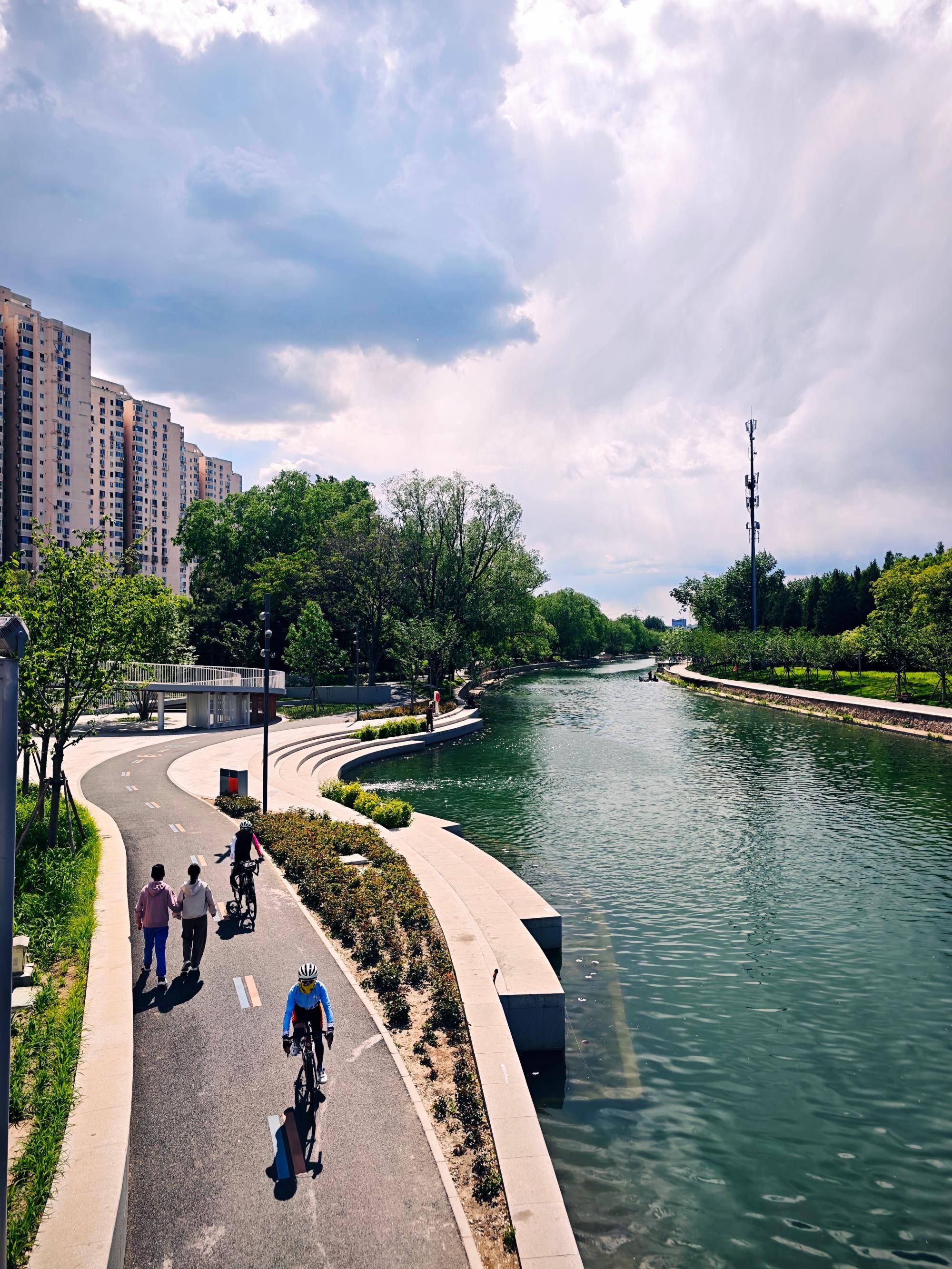 出现“雨幡”奇景，北京今天的云像“天空之城”