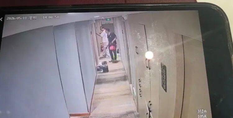 20多岁女子住酒店洗浴后未着衣物，遭中年男子使用总房卡打开房门，酒店回应